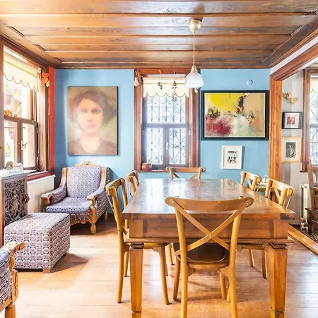 Spacious Traditional Iconic Greek House *