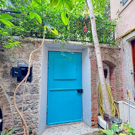 Spacious Traditional Iconic Greek House *